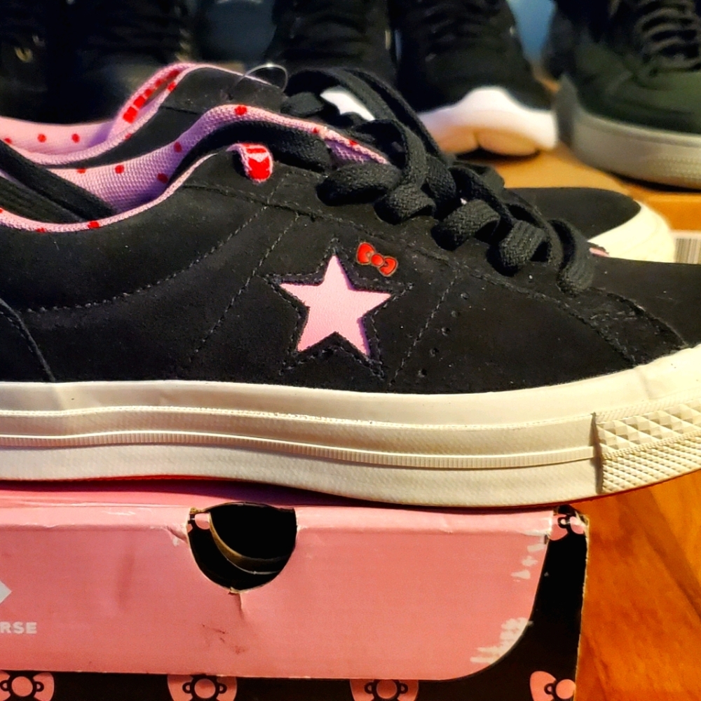 Brand New!! Hello kitty  😺 converse